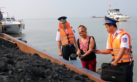 Chặn buôn lậu trên vùng biển Đông Bắc - Ảnh 4. Chặn buôn lậu trên vùng biển Đông Bắc - Ảnh 4.