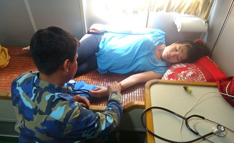 Thai phụ 8 tháng ở đảo Thổ Châu vào Phú Quốc cấp cứu - Ảnh 1. Thai phụ 8 tháng ở đảo Thổ Châu vào Phú Quốc cấp cứu - Ảnh 1.