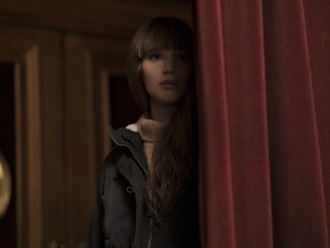 Red Sparrow: Jennifer Lawrence dùng nhan sắc hạ gục mục tiêu - Ảnh 7. Red Sparrow: Jennifer Lawrence dùng nhan sắc hạ gục mục tiêu - Ảnh 7.