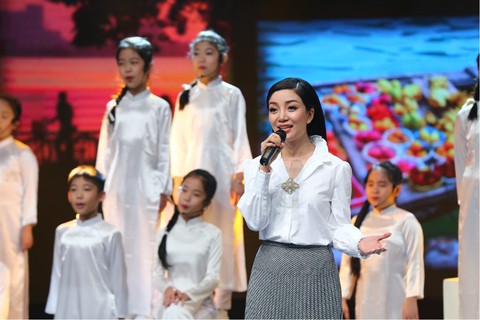Uyên Linh hát Lời tỏ tình của mùa xuân trong Giai điệu tự hào - Ảnh 6. Uyên Linh hát Lời tỏ tình của mùa xuân trong Giai điệu tự hào - Ảnh 6.