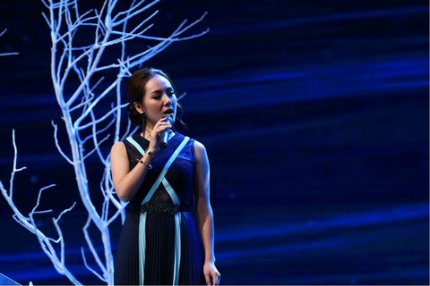 Uyên Linh hát Lời tỏ tình của mùa xuân trong Giai điệu tự hào - Ảnh 5. Uyên Linh hát Lời tỏ tình của mùa xuân trong Giai điệu tự hào - Ảnh 5.