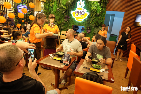 Robot Cô Ba chạy sô nhà hàng ở Sài Gòn - Ảnh 5. Robot Cô Ba chạy sô nhà hàng ở Sài Gòn - Ảnh 5.