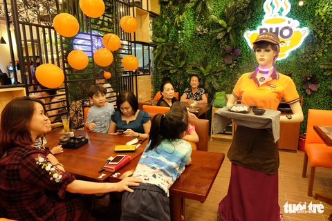 Robot Cô Ba chạy sô nhà hàng ở Sài Gòn - Ảnh 4. Robot Cô Ba chạy sô nhà hàng ở Sài Gòn - Ảnh 4.