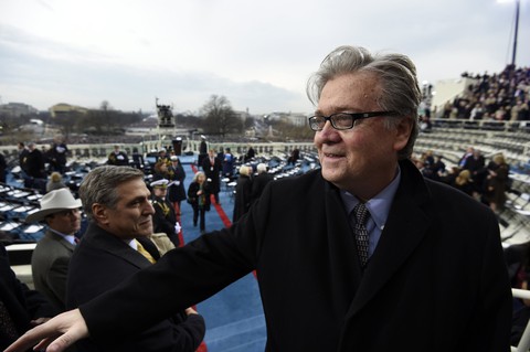 Ông Steve Bannon mất việc do lời chỉ trích ông Trump - Ảnh 1. Ông Steve Bannon mất việc do lời chỉ trích ông Trump - Ảnh 1.