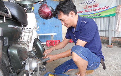 Đội cứu hộ xe máy miễn phí ở cao điểm triều cường - Ảnh 1. Đội cứu hộ xe máy miễn phí ở cao điểm triều cường - Ảnh 1.