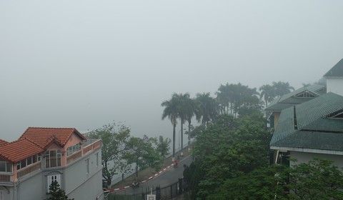 Sương mù bao phủ Hà Nội và các tỉnh miền Bắc đến hết tuần - Ảnh 1. Sương mù bao phủ Hà Nội và các tỉnh miền Bắc đến hết tuần - Ảnh 1.