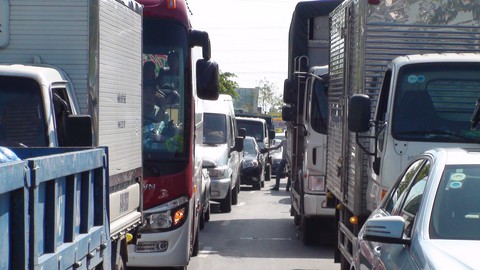 Tài xế lại phản ứng, kẹt xe 5km tại trạm T1 BOT quốc lộ 91 - Ảnh 1. Tài xế lại phản ứng, kẹt xe 5km tại trạm T1 BOT quốc lộ 91 - Ảnh 1.