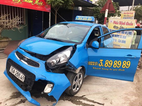 Truy tìm lái xe tông chết hai nữ sinh lớp 9 rồi bỏ chạy - Ảnh 3. Truy tìm lái xe tông chết hai nữ sinh lớp 9 rồi bỏ chạy - Ảnh 3.