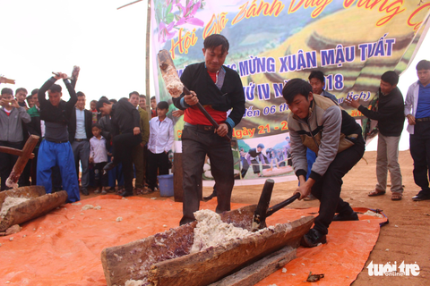 Người Mông giã bánh giầy đón Tết - Ảnh 3. Người Mông giã bánh giầy đón Tết - Ảnh 3.