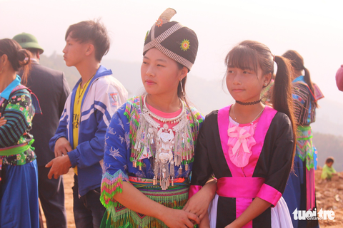 Người Mông giã bánh giầy đón Tết - Ảnh 10. Người Mông giã bánh giầy đón Tết - Ảnh 10.