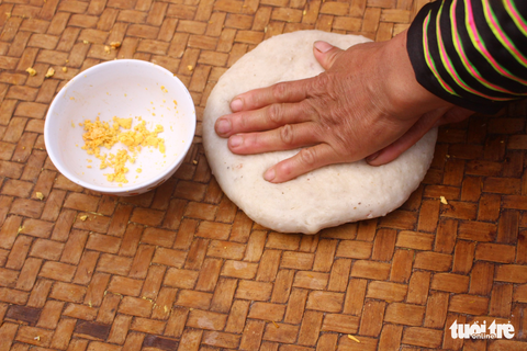 Người Mông giã bánh giầy đón Tết - Ảnh 5. Người Mông giã bánh giầy đón Tết - Ảnh 5.