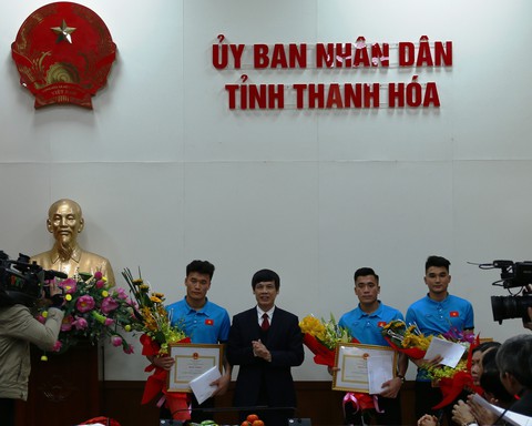 Fan vây kín UBND tỉnh Thanh Hoá, chào đón anh em Tiến Dũng, Văn Đại - Ảnh 2. Fan vây kín UBND tỉnh Thanh Hoá, chào đón anh em Tiến Dũng, Văn Đại - Ảnh 2.