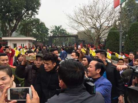 Fan vây kín UBND tỉnh Thanh Hoá, chào đón anh em Tiến Dũng, Văn Đại - Ảnh 4. Fan vây kín UBND tỉnh Thanh Hoá, chào đón anh em Tiến Dũng, Văn Đại - Ảnh 4.