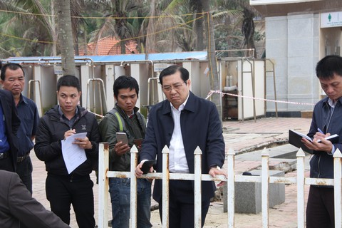 Chủ tịch Đà Nẵng kiểm tra tình trạng xâm thực biển Mỹ Khê - Ảnh 1. Chủ tịch Đà Nẵng kiểm tra tình trạng xâm thực biển Mỹ Khê - Ảnh 1.