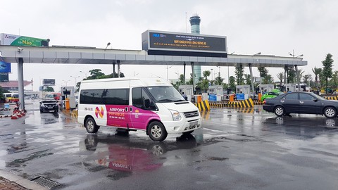 Chưa đủ cơ sở tạm dừng thu phí vào sân bay - Ảnh 1. Chưa đủ cơ sở tạm dừng thu phí vào sân bay - Ảnh 1.