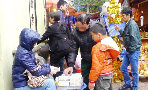 Càng gần Tết, phí đổi tiền lẻ lì xì càng cao - Ảnh 1. Càng gần Tết, phí đổi tiền lẻ lì xì càng cao - Ảnh 1.