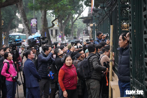 Nhiều người nước ngoài đến dự phiên xử ông Đinh La Thăng - Ảnh 6. Nhiều người nước ngoài đến dự phiên xử ông Đinh La Thăng - Ảnh 6.