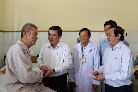 Lãnh đạo TP.HCM thăm người có công trong chiến dịch Mậu Thân - Ảnh 2. Lãnh đạo TP.HCM thăm người có công trong chiến dịch Mậu Thân - Ảnh 2.