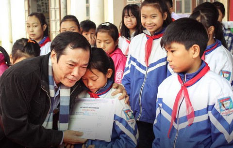 Quỹ khuyến học Vinacam trao học bổng cho học sinh Sơn La - Ảnh 1. Quỹ khuyến học Vinacam trao học bổng cho học sinh Sơn La - Ảnh 1.