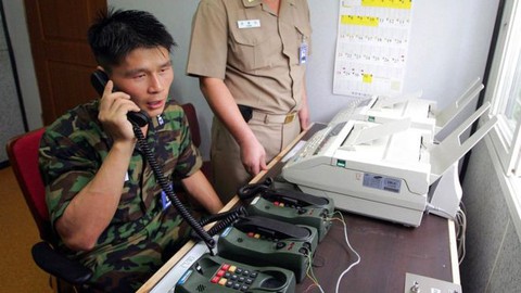 Triều Tiên mở lại đường dây nóng với Hàn Quốc - Ảnh 1. Triều Tiên mở lại đường dây nóng với Hàn Quốc - Ảnh 1.