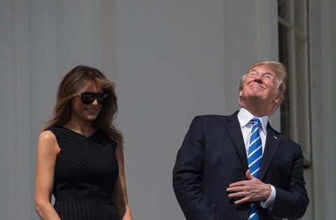 Donald Trump qua 12 tấm ảnh của năm - Ảnh 10. Donald Trump qua 12 tấm ảnh của năm - Ảnh 10.