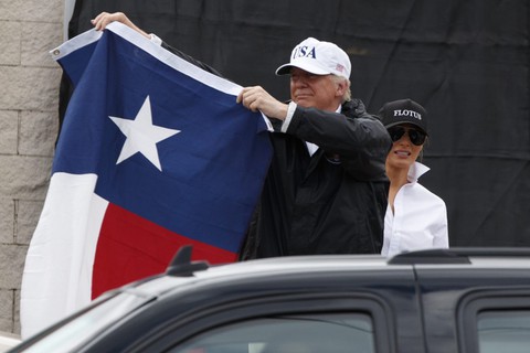 Donald Trump qua 12 tấm ảnh của năm - Ảnh 8. Donald Trump qua 12 tấm ảnh của năm - Ảnh 8.