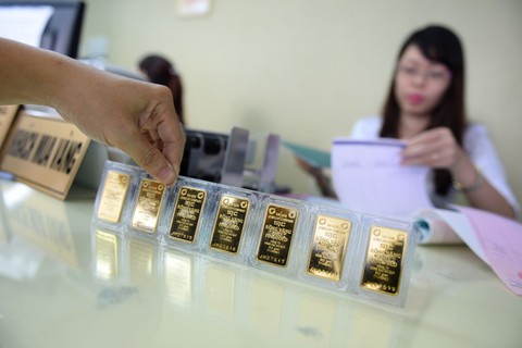Giá vàng giảm xuống dưới 37 triệu đồng/lượng - Ảnh 1. Giá vàng giảm xuống dưới 37 triệu đồng/lượng - Ảnh 1.