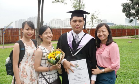 Nam sinh khiếm thị tốt nghiệp đại học loại giỏi - Ảnh 1. Nam sinh khiếm thị tốt nghiệp đại học loại giỏi - Ảnh 1.