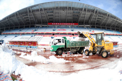 Dọn sạch tuyết trên sân vận động nơi U23 Việt Nam đá chung kết - Ảnh 9. Dọn sạch tuyết trên sân vận động nơi U23 Việt Nam đá chung kết - Ảnh 9.