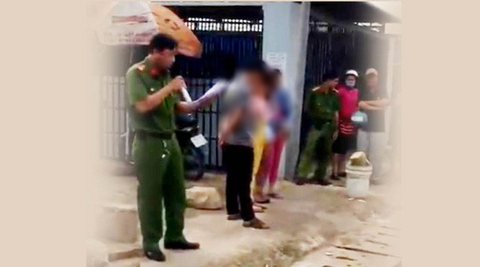 Công an bêu tên người mua bán dâm giữa đường? - Ảnh 1. Công an bêu tên người mua bán dâm giữa đường? - Ảnh 1.