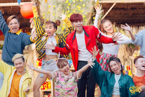 Jun Phạm bắt tay Mew Amazing ra mắt MV Về quê ăn Tết - Ảnh 8. Jun Phạm bắt tay Mew Amazing ra mắt MV Về quê ăn Tết - Ảnh 8.