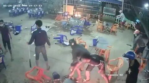 Video nhóm thanh niên mang hung khí phá tan quán nhậu - Ảnh 2. Video nhóm thanh niên mang hung khí phá tan quán nhậu - Ảnh 2.
