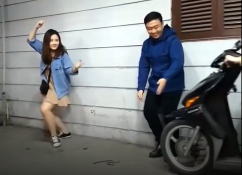 Clip ‘Vũ điệu vẫy xe’ ngộ nghĩnh gây sốt - Ảnh 2. Clip ‘Vũ điệu vẫy xe’ ngộ nghĩnh gây sốt - Ảnh 2.