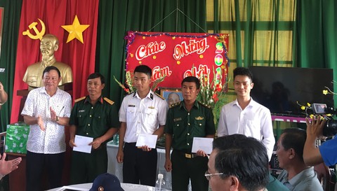 Thăm tặng quà tết cán bộ, chiến sĩ đảo Hòn Khoai - Ảnh 1. Thăm tặng quà tết cán bộ, chiến sĩ đảo Hòn Khoai - Ảnh 1.