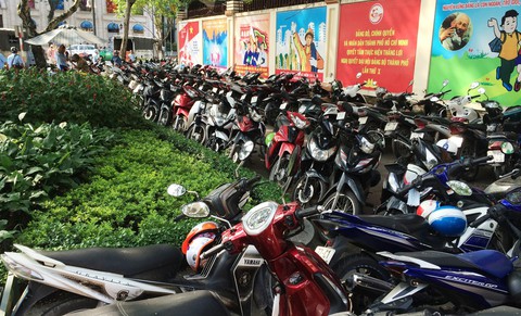 Ông Đoàn Ngọc Hải ký văn bản yêu cầu đình chỉ 48 bãi xe thuộc quận 1 - Ảnh 1. Ông Đoàn Ngọc Hải ký văn bản yêu cầu đình chỉ 48 bãi xe thuộc quận 1 - Ảnh 1.