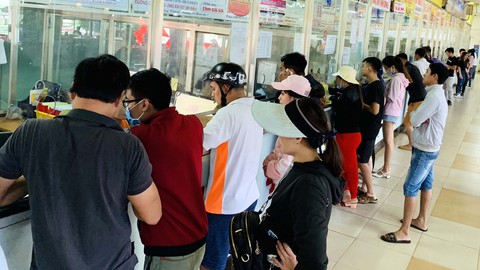 Vé xe khách online dịp Tết: đến hẹn lại... quá tải - Ảnh 1. Vé xe khách online dịp Tết: đến hẹn lại... quá tải - Ảnh 1.