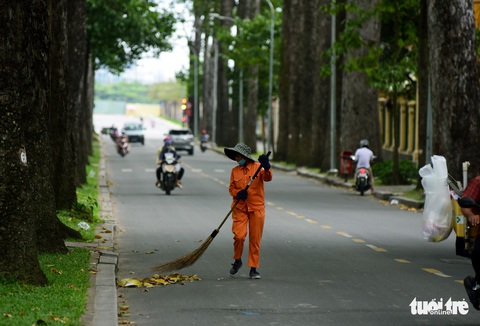 Phố xá Sài Gòn vắng vẻ, se lạnh ngày đầu năm - Ảnh 2. Phố xá Sài Gòn vắng vẻ, se lạnh ngày đầu năm - Ảnh 2.