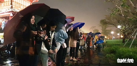 Huế bắn đại bác mừng năm mới, người dân đội mưa xem - Ảnh 3. Huế bắn đại bác mừng năm mới, người dân đội mưa xem - Ảnh 3.