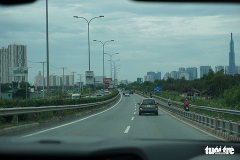 Phố xá Sài Gòn vắng vẻ, se lạnh ngày đầu năm - Ảnh 11. Phố xá Sài Gòn vắng vẻ, se lạnh ngày đầu năm - Ảnh 11.