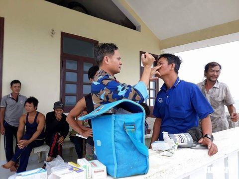Đảo Song Tử Tây: khám, chữa bệnh cho ngư dân trong mùa mưa bão - Ảnh 1. Đảo Song Tử Tây: khám, chữa bệnh cho ngư dân trong mùa mưa bão - Ảnh 1.