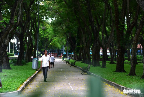 Phố xá Sài Gòn vắng vẻ, se lạnh ngày đầu năm - Ảnh 8. Phố xá Sài Gòn vắng vẻ, se lạnh ngày đầu năm - Ảnh 8.