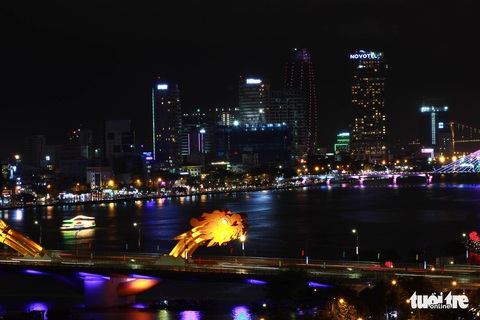 Pháo hoa rực trời Đà Nẵng kỷ niệm 22 năm trực thuộc trung ương - Ảnh 5. Pháo hoa rực trời Đà Nẵng kỷ niệm 22 năm trực thuộc trung ương - Ảnh 5.