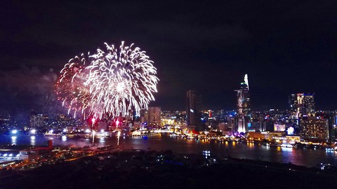 Cả nước rực rỡ đêm pháo hoa, Việt Nam chào năm mới 2019! - Ảnh 1. Cả nước rực rỡ đêm pháo hoa, Việt Nam chào năm mới 2019! - Ảnh 1.