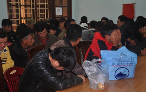 Phá sới gà liên tỉnh, 63 người bị tạm giữ - Ảnh 1. Phá sới gà liên tỉnh, 63 người bị tạm giữ - Ảnh 1.