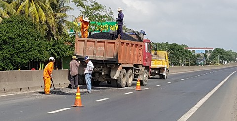 Đường ổ gà nguy hiểm, ai chịu trách nhiệm? - Ảnh 3. Đường ổ gà nguy hiểm, ai chịu trách nhiệm? - Ảnh 3.