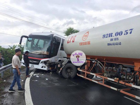 Lại tai nạn trên đèo Hải Vân: Xe du lịch và xe bồn tông nhau - Ảnh 1. Lại tai nạn trên đèo Hải Vân: Xe du lịch và xe bồn tông nhau - Ảnh 1.