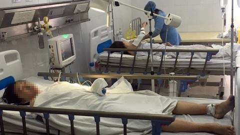 Chạy đua cứu cánh tay cô gái vụ tai nạn xe lao xuống vực đèo Hải Vân - Ảnh 1. Chạy đua cứu cánh tay cô gái vụ tai nạn xe lao xuống vực đèo Hải Vân - Ảnh 1.