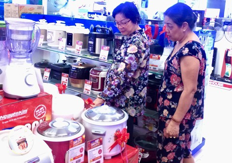 Mua sắm “mạnh” hàng công nghệ, gia dụng dịp Tết - Ảnh 1. Mua sắm “mạnh” hàng công nghệ, gia dụng dịp Tết - Ảnh 1.