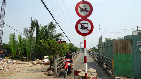 7 năm chưa xây xong một cây cầu! - Ảnh 3. 7 năm chưa xây xong một cây cầu! - Ảnh 3.