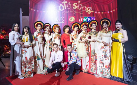 Khóc cười cùng 5 đoàn lô tô tại Gánh hát ngàn hoa - Ảnh 1. Khóc cười cùng 5 đoàn lô tô tại Gánh hát ngàn hoa - Ảnh 1.
